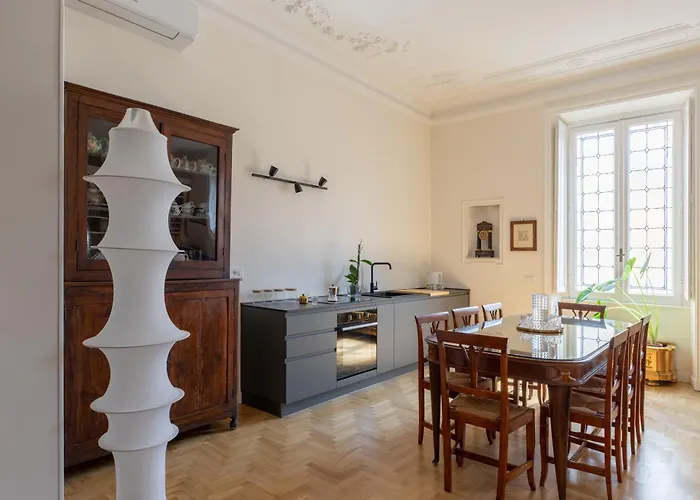 Elegant In Prati Apartment
