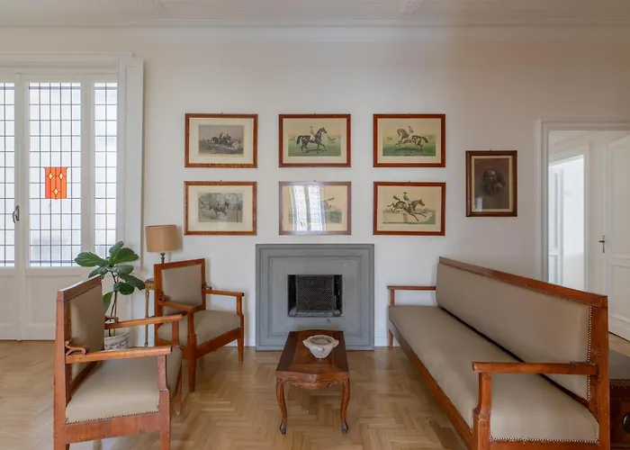 Elegant In Prati Apartment