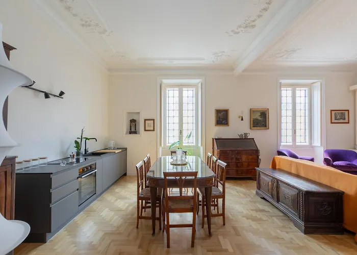Elegant In Prati Apartment